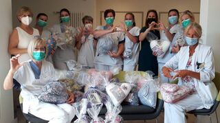 Die Mitarbeiterinnen des Brustzentrums in der GRN-Klinik freuen sich über die liebevoll angefertigten und gestalteten Kissen für die Patientinnen.  Bild: GRN