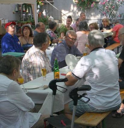 Die Gäste des MSC Oftersheim genießen das traditionelle Hähnchenfest auf dem Hof der Familie Siegel.