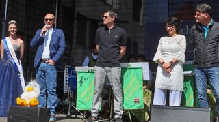 Die SMS-Vorstandsmitglieder Bernd Lehnert (v. r.), Elke Ackermann-Knieriem mit SMS-Geschäftsführer Oliver Engert, Ober-bürgermeister Dr. René Pöltl und Spargelkönigin Anna bei der Eröffnung des gelungenen Spargelsamstags.