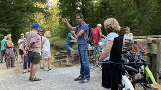 Dr. Andre Baumann erläutert am Kriegbach die im vergangenen Jahr durchgeführten Arbeiten, mit denen die Durchlässigkeit des Wasserlaufs gewährleistet und der ökologisch aufgewertet werden soll.