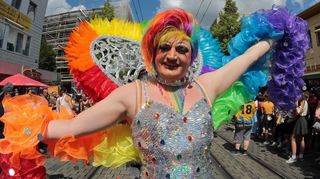 Bunt wird es zum Christopher-Street-Day in der Mannheimer Innenstadt. Dort führt auch der Demonstrationszug am Samstag entlang. Außerdem gibt es ein Bühnenprogramm am Schloss.