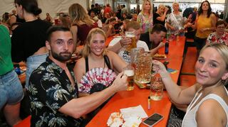 Beim Auftritt der Band Who2ladies herrscht schnell beste Stimmung im Festzelt beim Backfischfest.