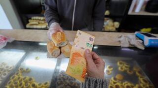 Eine Frau zahlt mit einem 1000-Peso-Schein in einer Bäckerei. Analysten rechnen für Ende des Jahres mit einer Inflationsrate von rund 90 Prozent.