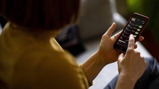 Die Stiftung Warentest haben Neobroker und Trading-Apps überzeugt: Die Depoteröffnung gehe schnell und sei einfach, der Kauf und Verkauf von Wertpapieren meist mit ein paar Klicks erledigt.