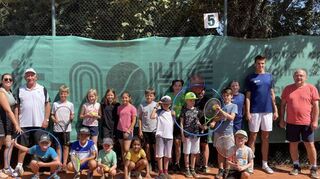 Fast 20 Grundschulkinder haben ihre Chance genutzt, sich beim TC am Tennisspielen zu versuchen – unter professioneller Anleitung natürlich.