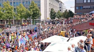 Demo-Teilnehmer und zahlreiche Zuschauer haben sich am Samstag in der Mannheimer Innenstadt versammelt.