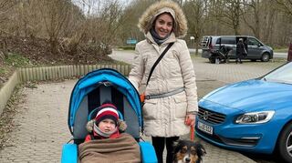 Rebecca Streibel mit Sohn Noel und Warnhund „Chap“.