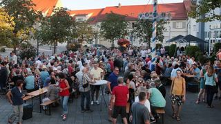 Bei seinem Dorfbrunnenfest wird der Verein der Musikfreunde vom Ansturm der Besucher fast überrannt.