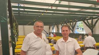 Manfred Fritscher und Claus Heim stehen in der Weinlaube – viele Besucher zog es vor allem in den Abendstunden hierhin.