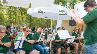 Mit flotten Rhythmen begeistert der Musikverein Oftersheim unter der Leitung von Andreas Schnell das Publikum beim Siedlerfest.