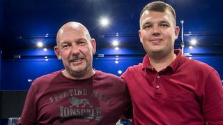 Als Samstagsteam am Bierausschank sorgen Vater Stefan Wesle und Sohn Daniel für jede Menge Erfrischung bei den Besuchern des Siedlerfestes.