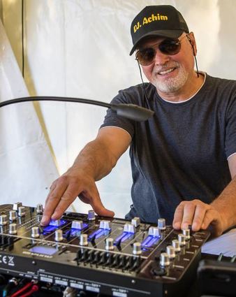 DJ Achim ist in seinem Element, wenn er am Mischpult steht.