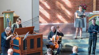 Begleitet von Kimmo Stohner (Bass), Annika Schlegel (Violine), Christoph Habicht (Cello) und Lena Haug-Habicht (Sopran) spielt Organist Thilo Ratei (2. v. l.) sein letztes Konzert in Oftersheim.