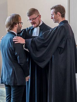 Die Pfarrer Tobias Habicht und Dr. Simon Layer entbinden gemeinsam den Orga-nisten von seiner kirchlichen Aufgabe.