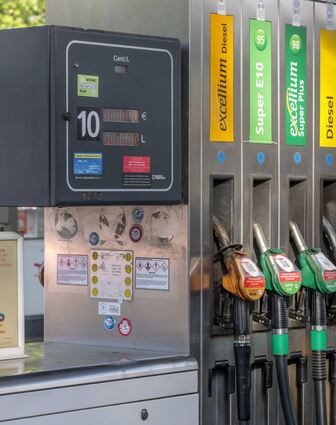 Nicht nur die Regierung in Deutschland hat auf die hohen Benzinpreise reagiert: Tankrabatte, Benzingutscheine oder die Senkung der Mineralölsteuer – die Autofahrer profitieren von diesen Maßnahmen.