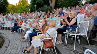 Das Publikum liebt und honoriert den satten Sound, den die beiden Ausnahmemusiker präsentieren, mit viel Applaus.