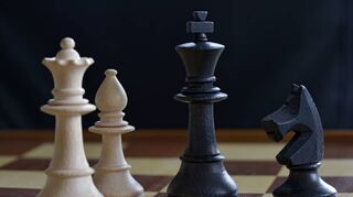 Das Spiel der Könige hat eine lange Tradition. Egal ob in Turnieren, ob als Gesellschaftsspiel oder als Meisterwerk von Holzarbeitern und Schnitzern, Schach geht Jahrhunderte zurück.