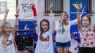 Sängerin Anna Dobler (2. v.r.) und die ukrainischen Kinder singen Lieder aus ihrer Heimat.