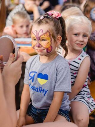 Das Kinderschminken kommt auch bei den ukrainischen Kindern gut an.