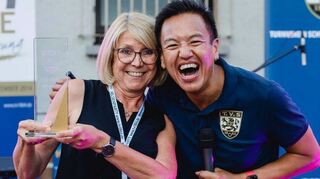 Brigitte Weik ist die „TV-Heldin des Jahres“. Vorsitzender Athi Sananikone hat ihr gerade den Pokal überreicht.