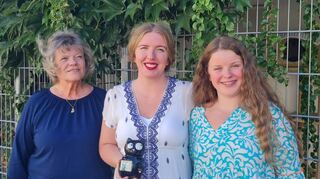 Barbara Schwalbe vom Tierschutzverein Schwetzingen (v. l.) nimmt die Spende über 200 Euro von Künstlerin Alexandra Ulrich und ihrer Tochter Sonja-Kristin entgegen.