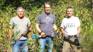 Mit Spaten und Machete bewaffnet gegen die sich ausbreitende Kermesbeere: von links Peter Schimass, Dr. Andre Baumann und Norbert Wilkens.