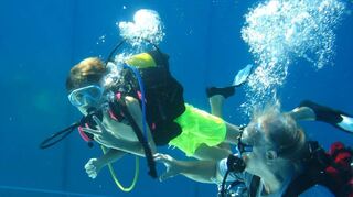 Werne Wild (r.) und Ferienkind Jan-Luca verständigen sich nach der Einweisung im Vorfeld problemlos unter Wasser.
