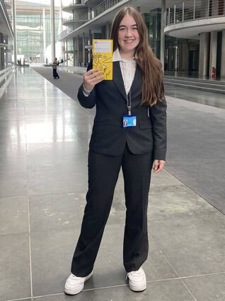 Anthea Reeb bei ihrem Praktikum im Juli 2022 im Deutschen Bundestag.