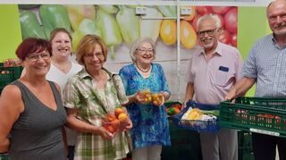 Freude über die Spende bei Tafelleiterin Karin Maier (v.l.), DRK-Kreisgeschäftsführerin Caroline Diven, Gisela Oberling und Lilo Schweikert. Schatzmeister Klaus Feichtner und Vorsitzender Alfred Schießler von der Saliergesellschaft sind die Überbringer.