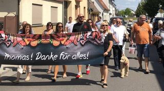 Einen Demonstrationszug als Dankeschön für den Ketscher Metzger Thomas Alt gab es in der Schwetzinger Straße am Samstag.