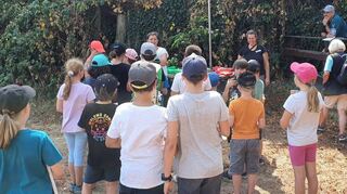 Viele Informationen gibt es für die Kinder über Hunde: Die Betreuerinnen Daniela Kühnel (l. im Hintergrund) und Sabrina Reinhard stimmen auf den Tag ein. Sven Schuhmacher und Brigitte Geissler (beide r.) beobachten das.