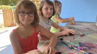 Sie knüpfen eifrig bei Ferienangebot der „Friends of Art“ ihre Schlüsselanhänger (v. l.): Lea-Amilia (8 Jahre alt), Tamina (9) und Karolina (8).