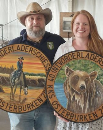 Erfolgreich beim Internationalen Vorderlader Westernturnier in Osterburken: Torsten Niedermeyer (l.) und Carina Eppinger von der Schützengilde Ketsch.