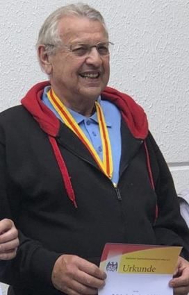 Norbert Gieser von der SGI freut sich in der Ü80 über seinen Turniererfolg.