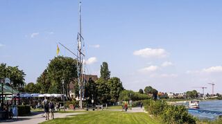Ein Blick auf die Speyerer Rheinuferpromenade. Hier soll jetzt erstmals ein großes Fest stattfinden. Wie das gut funktioniert hatte ja Franz Hammer vor ein paar Jahren zum hundertjährigen Bestehen des Gasthauses „Alter Hammer“ vorgemacht.