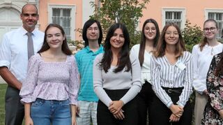 Amtsleiter Carsten Quilitz (v. l.) begrüßt die neuen Auszubildenden Dana Vidak, Vinzent Chung, Alisa Demirel, Aleyna Demirkol, Isabel Maier, Melissa Laura Gerk, Agapi Sidiropoulos, Sophia Rappa, Luca Lamade gemeinsam mit Ausbildungsleiterin Carmen Rosenberger).