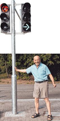 Ulrich Pfeiffer steht an der neuen Ampel – für ihn wäre ein Minikreisel sinnvoller gewesen.