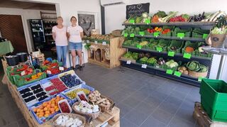 Martina (links) und Natalia Hallwachs stehen im neuen Hofladen. Eine große Auswahl an regionalen Produkten wartet hier auf die Kunden.