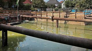 Aus dem Spätjahr 2019 bekanntes Bild: Wie im ersten Bauabschnitt von St. Elisabeth steht das Grundwasser auch in der Grube des zweiten Abschnitts, in die derzeit die Bodenplatte gegossen wird.