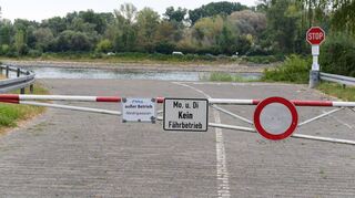 „Fähre außer Betrieb – Niedrigwasser“: Die Anlegestelle der Kollerfähre ist verwaist. Wann der Betrieb wieder aufgenommen werden kann, ist ungewiss.