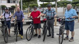 Freuen sich auf die erste Etappe: Die Radfahrgruppe initiert von Franz Mutter (3. v. r.) und dem Seniorenbeirat. Der Ketscher Bürgermeister Timo Wangler (4. v. r.) ist zum Start auch dabei.