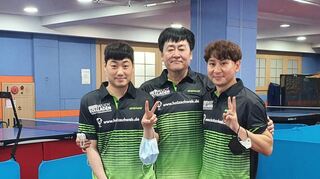 Überraschung: Von der anderen Seite des Globus erreichte den 1. TTC Ketsch kürzlich ein Foto mit Daniel Schmutz (r.), das in Südkoreas Hauptstadt Seoul aufgenommen zwei weitere Tischtennisspieler zeigt, die das neueste Trikot des TTC tragen.