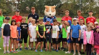 Zu Besuch: Zwei Jungadler sowie das Maskottchen „Udo“ der Adler Mannheim. Auch mit von der Partie ist AOK Mitarbeiterin Hannah Böhler (links in Grün).