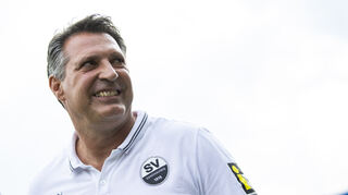 Fußball: 2. Bundesliga, SV Sandhausen - Fortuna Düsseldorf, 3. Spieltag, BWT-Stadion am Hardtwald. Sandhausens Trainer Alois Schwartz steht vor dem Spiel im Stadion. +++ dpa-Bildfunk +++
