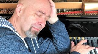 Arnim , der Bluesdenker am Piano, kommt zum Auftakt der Spielzeit in die Rudolf-Wild-Halle.