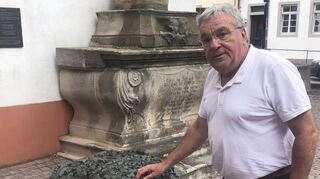 Der erste Beigeordnete Wachenheims, Dr. Manfred Bühler zeigt in der Ortsmitte ein Modell der Stadt, das auch Blinde ertasten können.