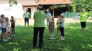 Iris Schlampp erklärt den Kindern des Ferienprogramms das nächste Spiel, bei dem es einmal mehr viel über das Leben der heimischen Bienenwelt zu erfahren gibt.