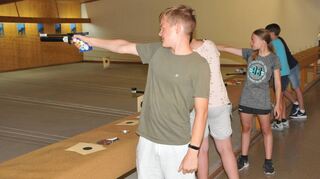 Jonas beim Schießen mit der Luftpistole. Er erwies sich an diesem Tag als das treffsicherste Ferienkind.