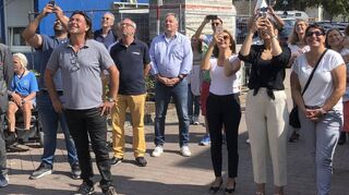 Richtfest am Mooresville-Platz: Die Bauherren Donald Möller und Orhan Ekici (v. l.) freuen sich mit zahlreichen Gästen über den Richtspruch von Zimmermeister Lutz Huber auf dem Dach.