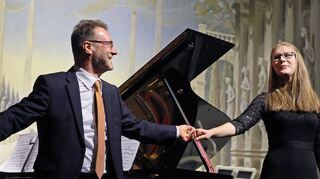 Roland Merkel (l.) beim 40-jährigen Jubiläum der Musikschule im Jahr 2018 gemeinsam mit seiner Tochter Sina Merkel.